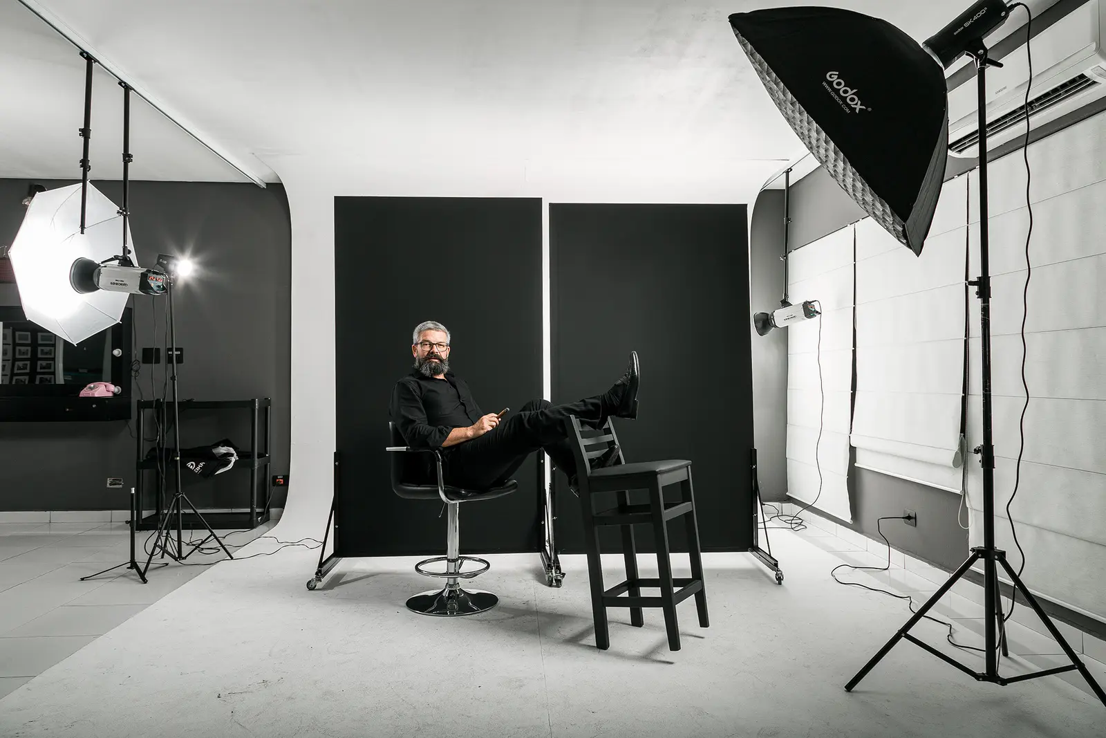 Estrutura de iluminação montada para retrato em estúdio