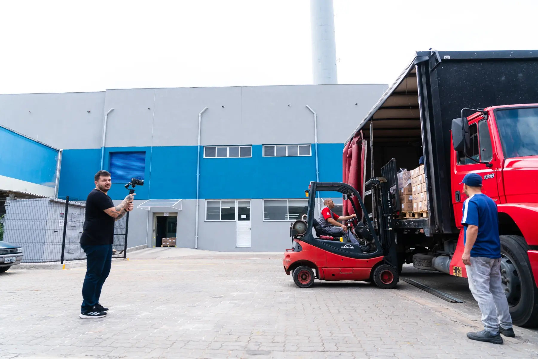 Bastidores de produção em operação logística